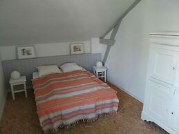 Sunflower Valley Villa, Leobard