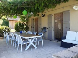 Sunflower Valley Villa, Leobard