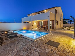 Family Villa With Pool, Wellness