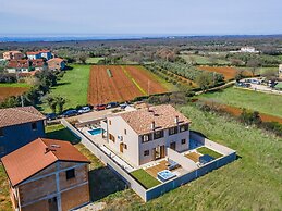 Family Villa With Pool, Wellness