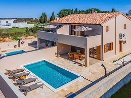 Family Villa With Pool, Wellness