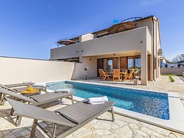 Family Villa With Pool, Wellness