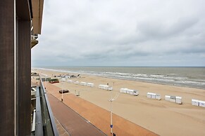 Apartment on Zeedijk With Sea View