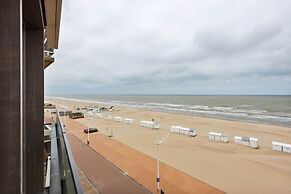 Apartment on Zeedijk With Sea View