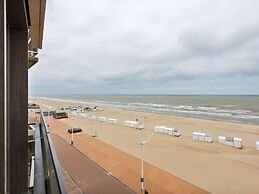Apartment on Zeedijk With Sea View