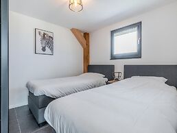 Chic Thatched-roof Stay