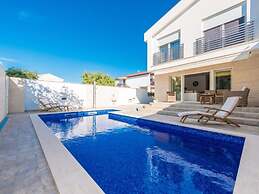 Ema With Pool & Sauna
