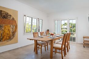 Villa in Cala D'or With Private Beach Access