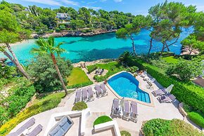 Villa in Cala D'or With Private Beach Access