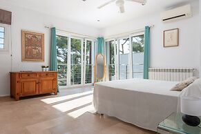 Villa in Cala D'or With Private Beach Access