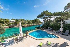 Villa in Cala D'or With Private Beach Access