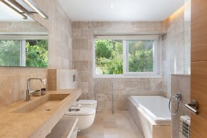 Villa in Cala D'or With Private Beach Access