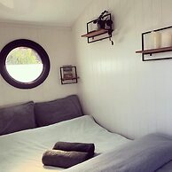 Romantic Boathouse Getaway in Lathum