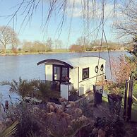 Romantic Boathouse Getaway in Lathum