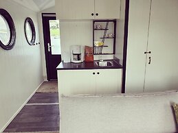 Romantic Boathouse Getaway in Lathum