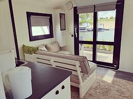 Romantic Boathouse Getaway in Lathum