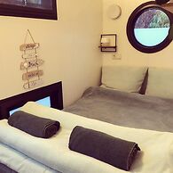 Romantic Boathouse Getaway in Lathum