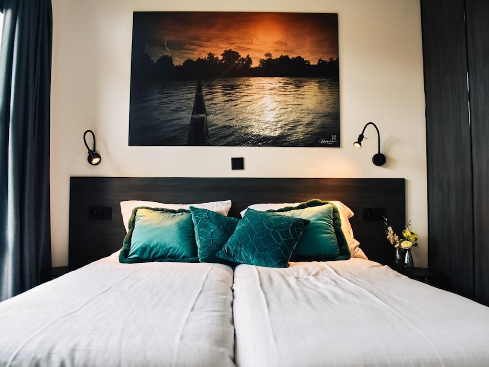 Luxury Waterfront Escape