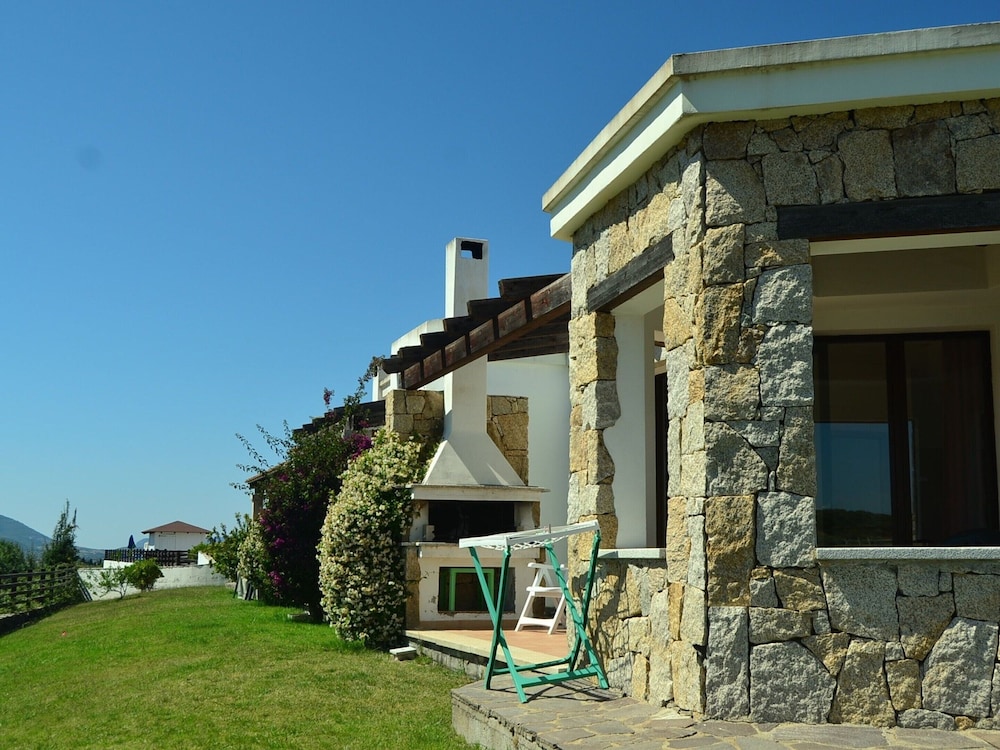 Villa in Alghero With Pool & Near Town