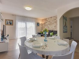 Apartment With Balcony and sea View