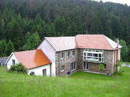 Gite Gretel, in a Green Setting by a Stream