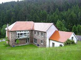 Gite Gretel, in a Green Setting by a Stream