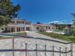 Large Holiday Home With Swimming Pool