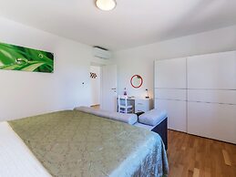 Large Holiday Home With Swimming Pool