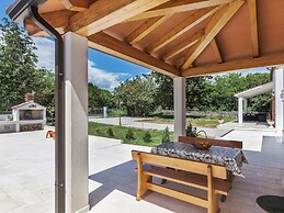 Large Holiday Home With Swimming Pool
