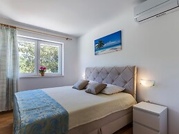 Large Holiday Home With Swimming Pool