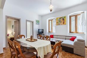 Large Holiday Home With Swimming Pool
