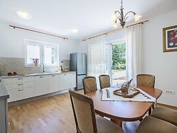 Large Holiday Home With Swimming Pool