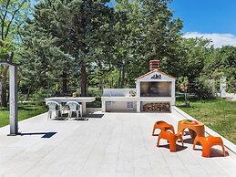 Large Holiday Home With Swimming Pool