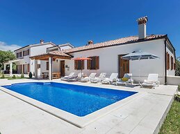 Large Holiday Home With Swimming Pool