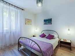 Large Holiday Home With Swimming Pool