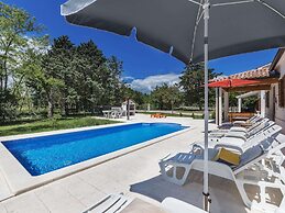 Large Holiday Home With Swimming Pool