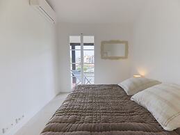 Air-conditioned Apartment Near Beach