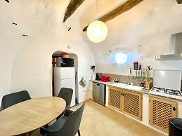 Cave House in Cullar Near Historic Centre