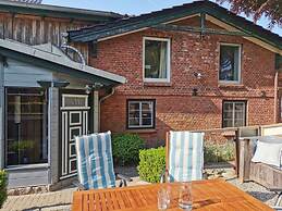 Inviting Apartment Near Lake