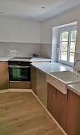 Inviting Apartment Near Lake