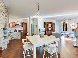 Villa in Torri del Benaco With Private Pool