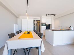 Apartment With 3 Bedrooms and sea View