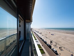 Studio on Seafront Near Tram Stop