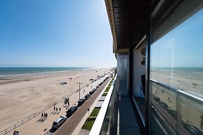 Studio on Seafront Near Tram Stop