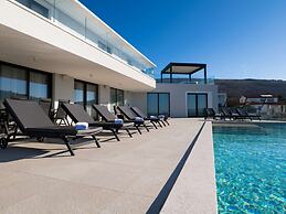 Stylish Stay With Hot Tub
