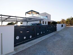 Stylish Stay With Hot Tub