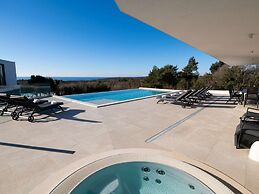 Stylish Stay With Hot Tub