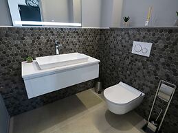 Stylish Stay With Hot Tub
