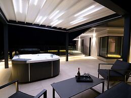 Stylish Stay With Hot Tub