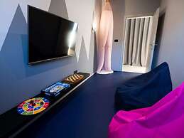Stylish Stay With Hot Tub